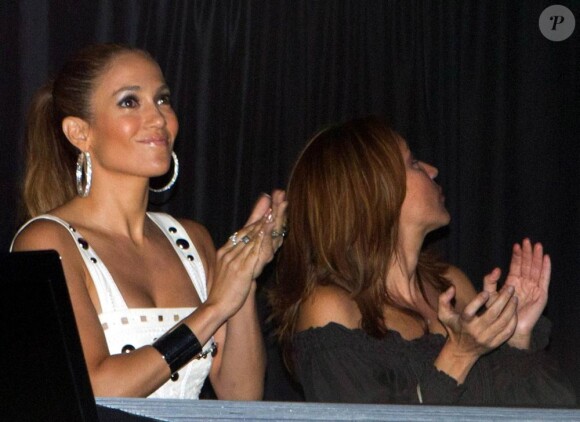 Jennifer Lopez, conquise par la voix exceptionnelle de son mari Marc Anthony. Miami, le 17/09/2010