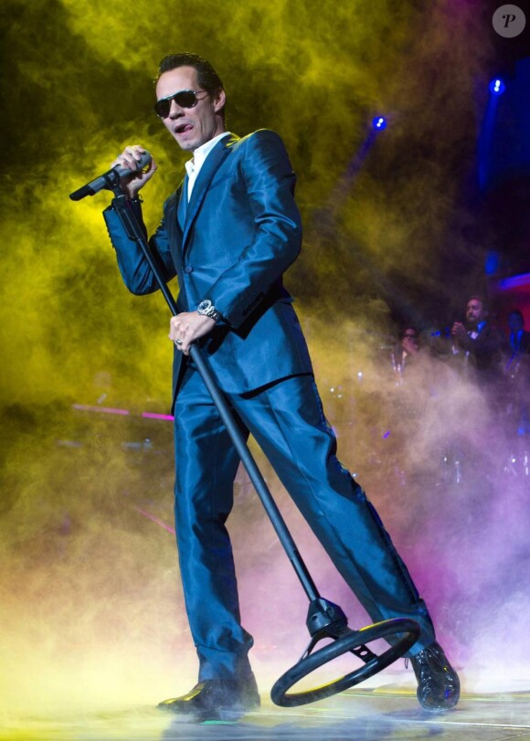 Marc Anthony, en concert à Miami, se déchaîne sur scène. Les fans sont conquises. 17/09/2010