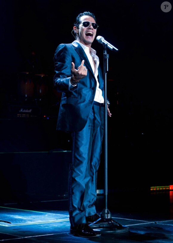 Marc Anthony, en concert à Miami, se déchaîne sur scène. Les fans sont conquises. 17/09/2010