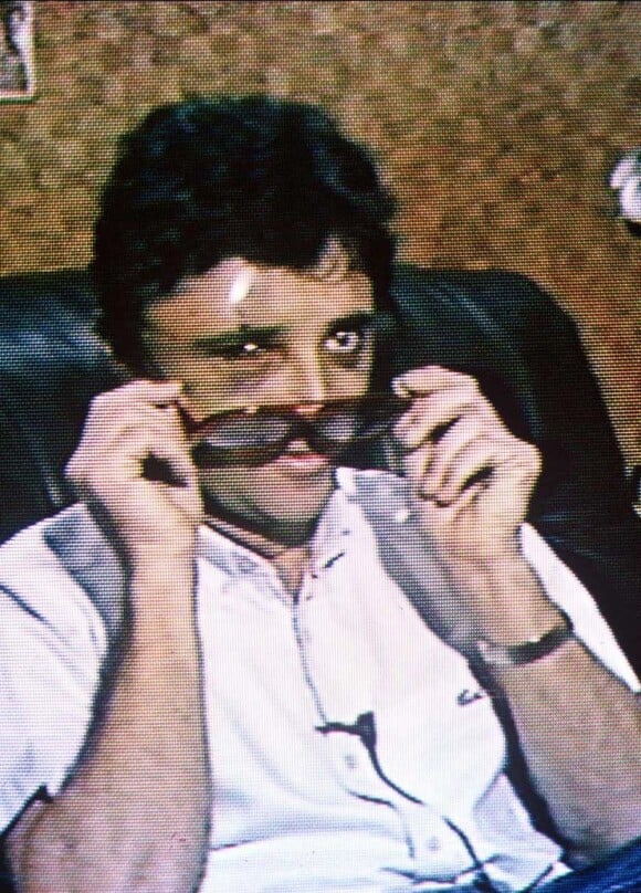 Sacha Distel lors d'une émission de télé sur TF1, après l'accident, en mai 1985