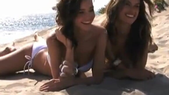 Miranda Kerr et Alessandra Ambrosio : En bikini sur le sable, elles livrent une bataille de charme !