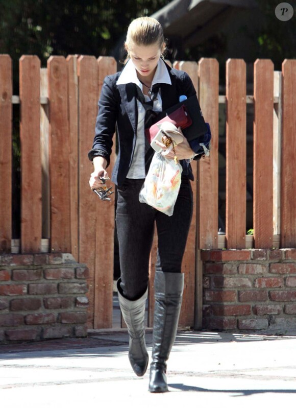 AnnaLynne McCord sort de chez Kellan Lutz un matin, à Los Angeles, le 15 septembre 2010