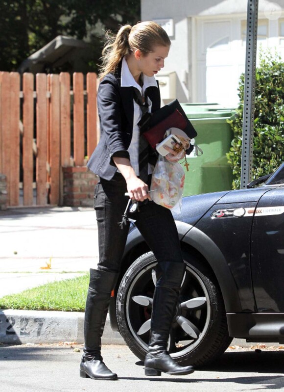 AnnaLynne McCord sort de chez Kellan Lutz un matin, à Los Angeles, le 15 septembre 2010
