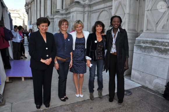 Roselyne Bachelot, Laurence Lemarchal, Nadine Morano, Stéphanie Fugain et Rama Yade à l'inauguration de l'opération Coeur de vies, le 22 septembre 2010, à Paris.