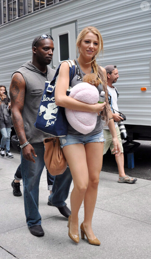Blake Lively avec Penny sur le tournage de Gossip Girl, le 6 août 2009