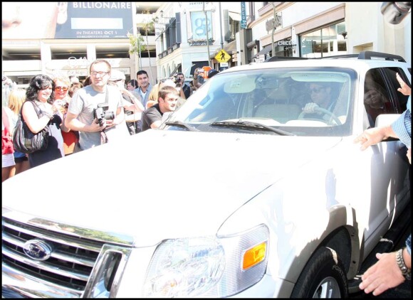 Brad Pitt et sa fille Zahara sortent de l'anniversaire de Toni Cornell, à Los Angeles, le 25 septembre 2010