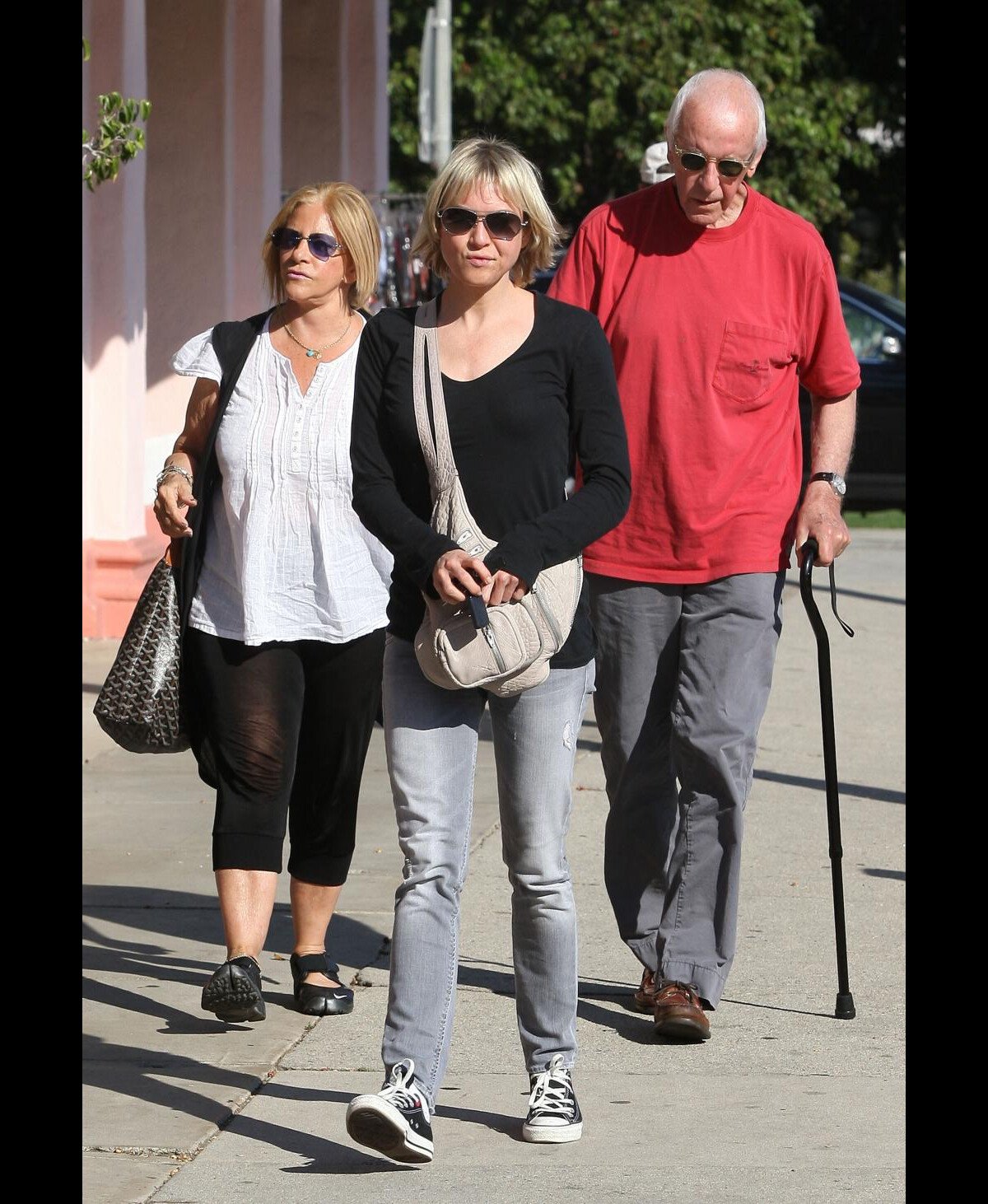 Photo Renée Zellweger et ses parents Emil et Kjellfrid, sortent d'un