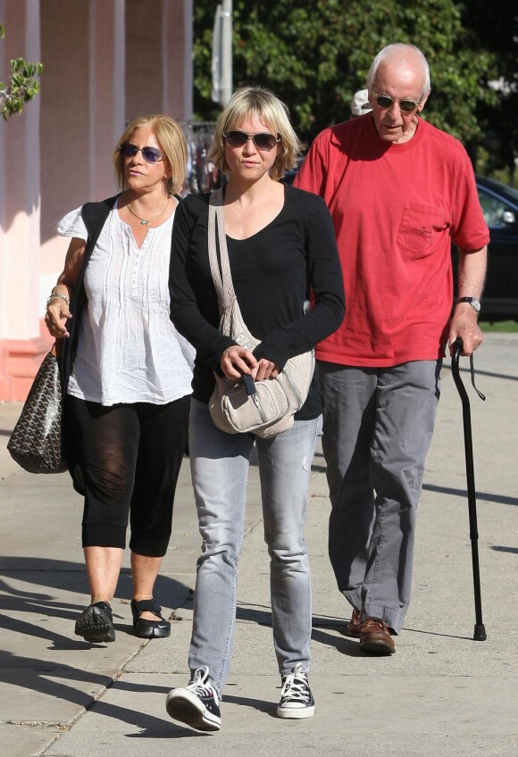 Renée Zellweger et ses parents Emil et Kjellfrid, sortent d'un restaurant à Los Angeles