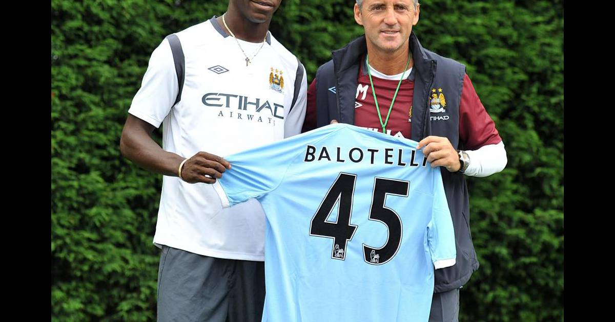 Mario Balotelli et son nouveau maillot de Manchester City ...