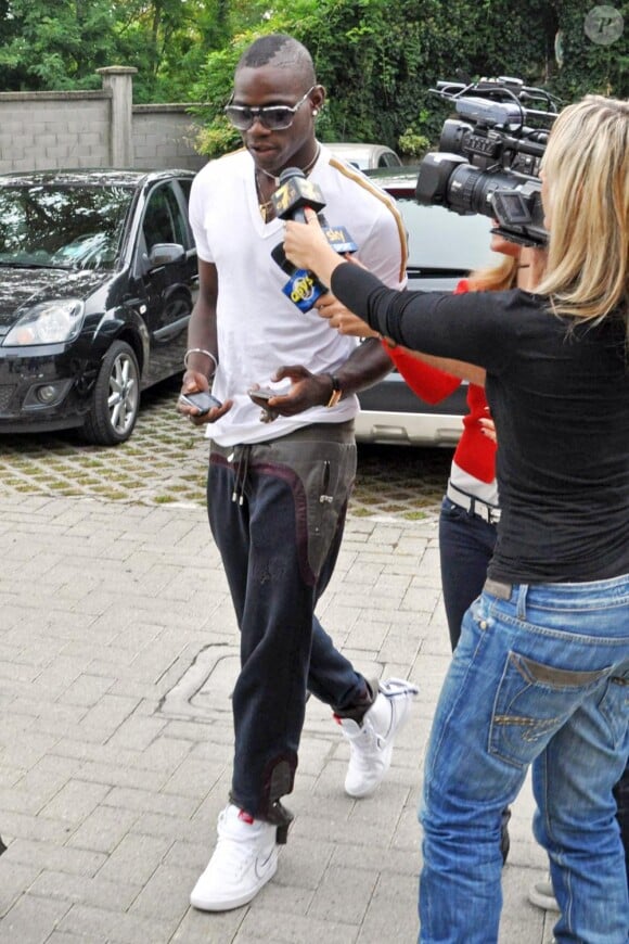 Mario Balotelli entre à l'hôpital à Pavia, en Italie, pour son opération au genou
