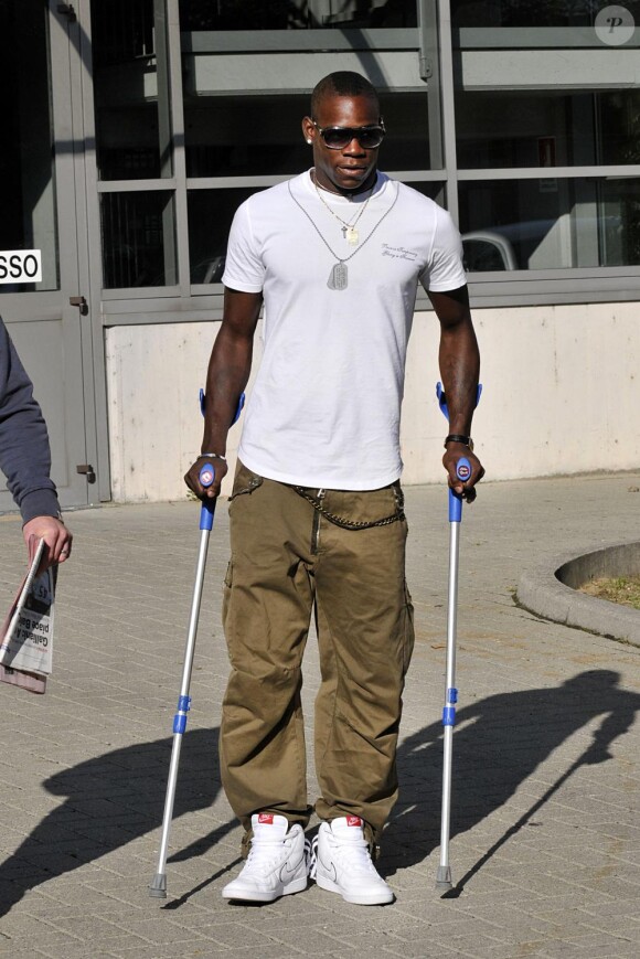 Mario Balotelli sort de l'hôpital à Pavia, en Italie, après son opération au genou