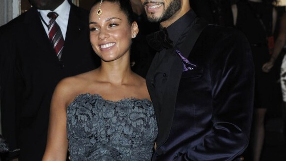 Alicia Keys bien enceinte et rayonnante, auprès de son mari protecteur !