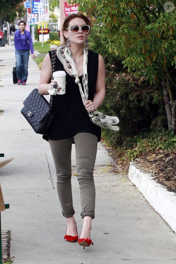 Hilary Duff dans les rues de Los Angeles, fière de son sac Chanel et de ses it-shoes Isabel Marant. Le 1er octobre 2010