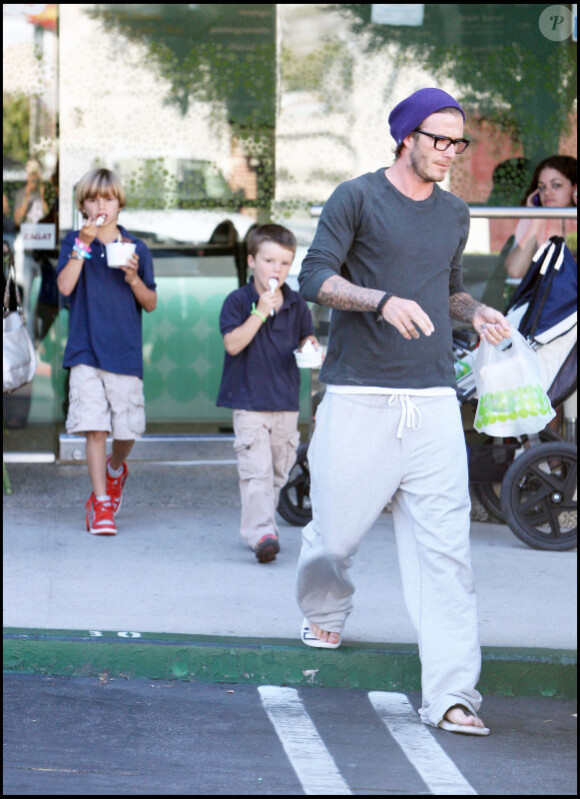 David Beckham offre une glace à ses enfants, après les avoir récupérés à la sortie de l'école, il y a quelques jours. 