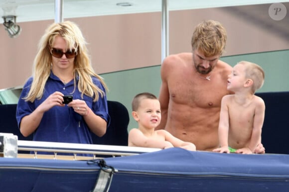 Britney Spears avec ses deux enfants et son compagnon Jason Trawick à Sydney, en Australie, en novembre 2009
