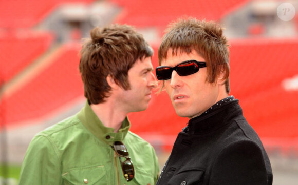 Noel Gallagher et son frère Liam à Londres, en octobre 2008