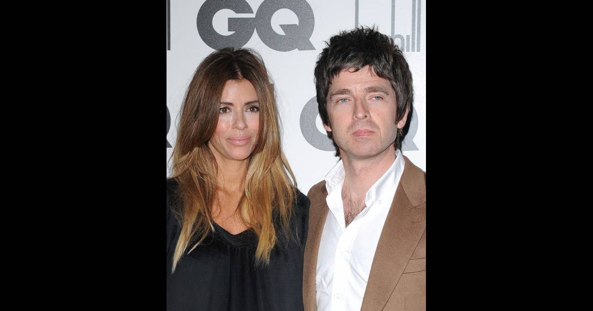 Noel Gallagher et sa compagne Sara MacDonald posent lors de soirée GQ, à Londres, en septembre 