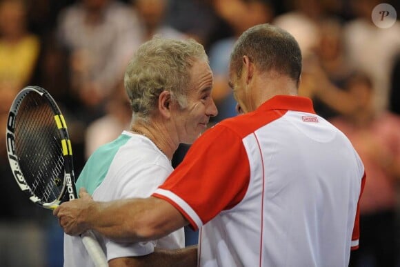 John McEnroe et Guy Forget à l'occasion du tournoi Jean-Luc Lagardère, au stade Pierre de Coubertin, à Paris, le 3 cotobre 2010.