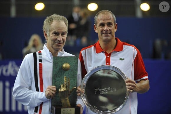 John McEnroe et Guy Forget à l'occasion du tournoi Jean-Luc Lagardère, au stade Pierre de Coubertin, à Paris, le 3 cotobre 2010.