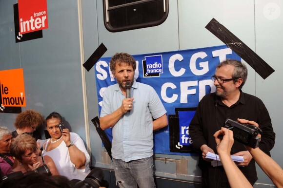 Stéphane Guillon et Didier Porte manifestent devant Radio France, le 2 juillet 2010