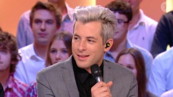 Charlotte Le Bon présente sa météo façon ORTF, au Grand Journal de Canal +, le 6 octobre 2010. Ici Mark Ronson