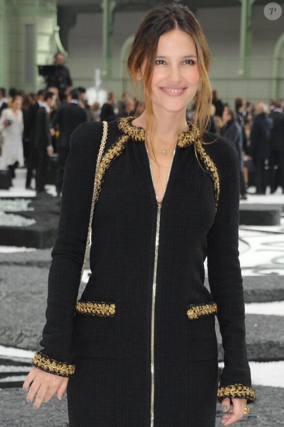 Virginie Ledoyen porte le coloris Khaki Vert au défilé PAP Chanel Printemps/Eté 2011. Mardi 5 octobre 2010 au Grand Palais.