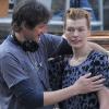 Le réalisateur Paul W.S. Anderson câline sa femme Milla Jovovich sur le tournage du remake des Trois Mousquetaires, à Bamberg, en Allemagne 