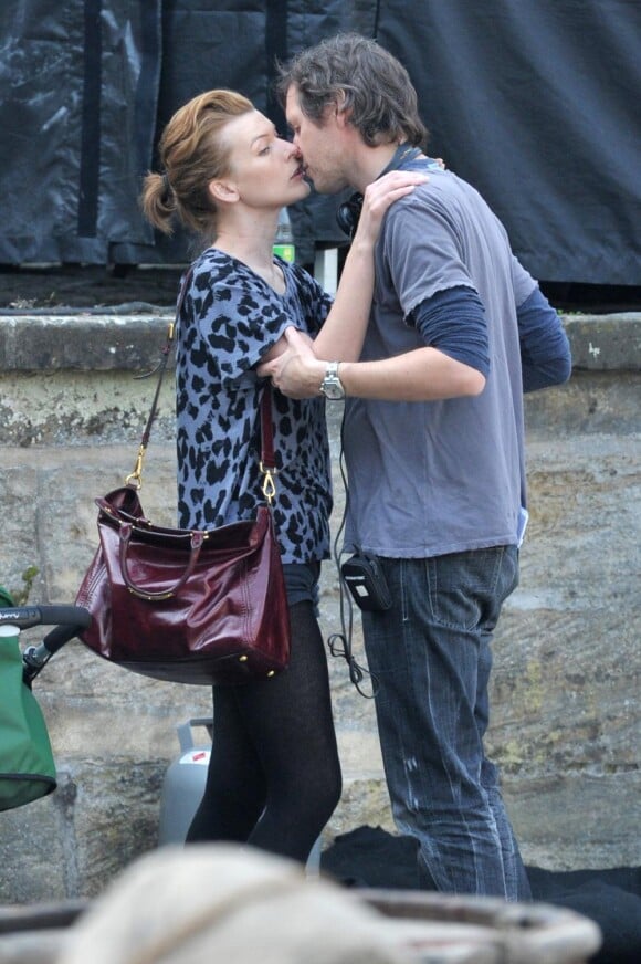 Le réalisateur Paul W.S. Anderson embrasse sa femme Milla Jovovich sur le tournage du remake des Trois Mousquetaires, à Bamberg, en Allemagne 