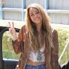 Miley Cyrus est photographiée faisant un signe de paix avec ses doigts, vendredi 8 octobre, à Toluca Lake.
