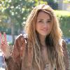 Miley Cyrus est photographiée faisant un signe de paix avec ses doigts, vendredi 8 octobre, à Toluca Lake.