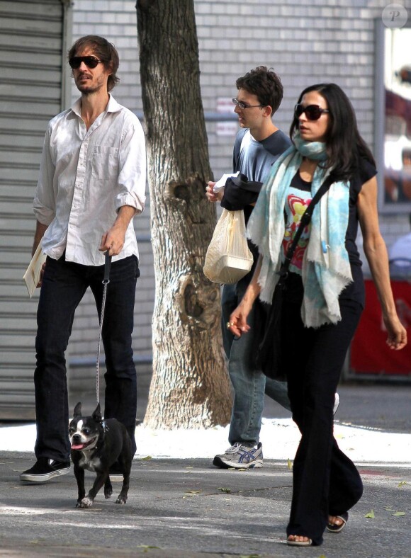 Famke Janssen et son chéri Cole Frates et le chien Licorice dans les rues de New York, le 9 octobre 2010