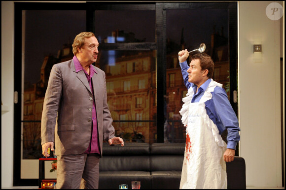 Bernard Farcy et Martin Lamotte sur les planches du Théâtre des Nouveautés, à Paris. Filage de la pièce Drôle de couple, en septembre 2010
