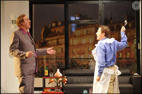 Bernard Farcy et Martin Lamotte sur les planches du Théâtre des Nouveautés, à Paris. Filage de la pièce Drôle de couple, en septembre 2010