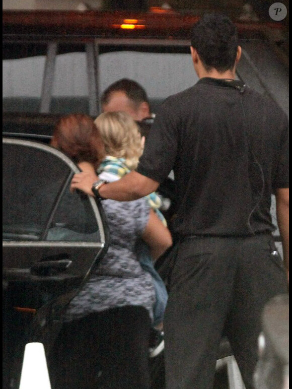 Ricky Martin sort d'un hôtel à Miami avec ses jumeaux après y avoir dîné le 29 septembre 2010