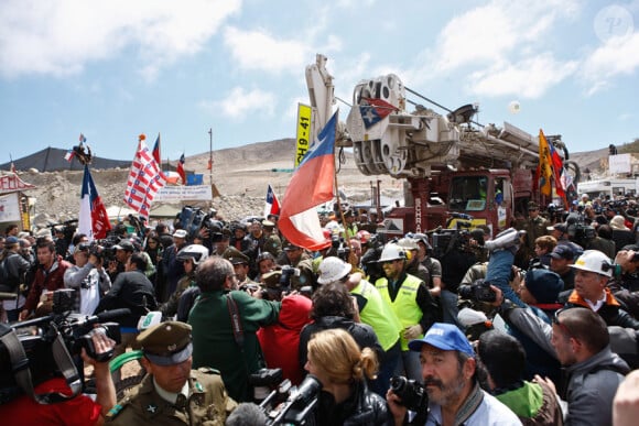 Les proches attendent le retour des mineurs coincés dans la mine de San Jose au Chili le 11 octobre 2010