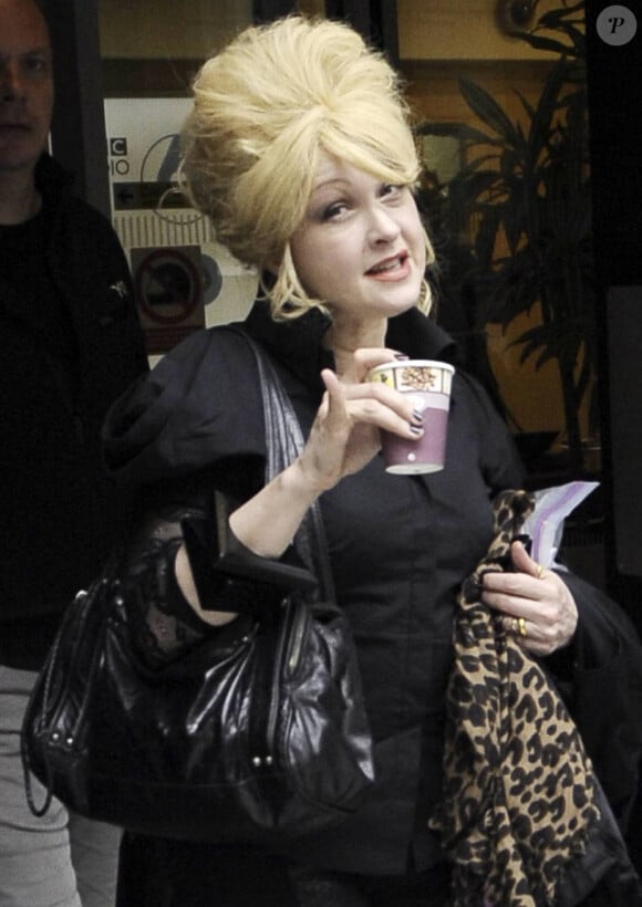 Cyndi Lauper en blonde façon Kelly Osbourne (5 octobre 2010)