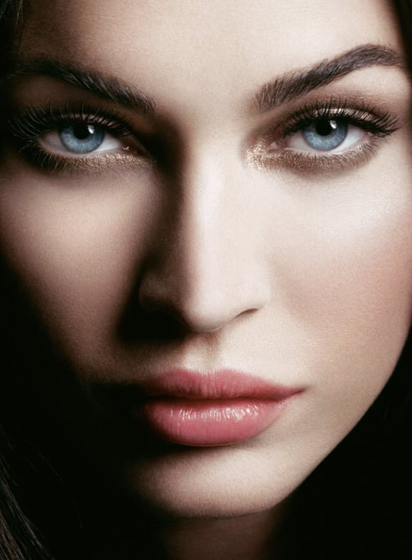Megan Fox a le regard qui tue pour le visuel campagne du mascara Eyes to Kill Excess de Giorgio Armani.