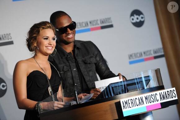 Demi Lovato et Taïo Cruz lors de l'annonce des nominés de la 38e édition des American Music Awards, le 12 octobre 2010 à Los Angeles