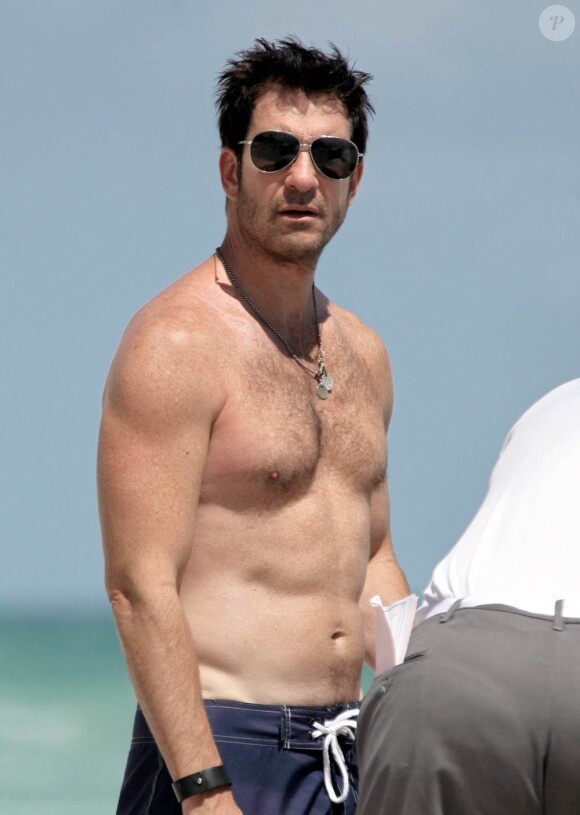 Dylan McDermott et sa nouvelle petite-amie à Miami, le 27 septembre 2010