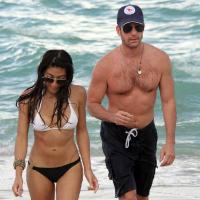 Dylan McDermott : Il profite à fond de sa nouvelle girlfriend !