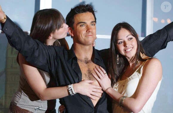 Pas la peine de se presser les filles, ceci n'est qu'une pâle copie du sexy Robbie Williams... Enfin, la statue n'est pas mal non plus !