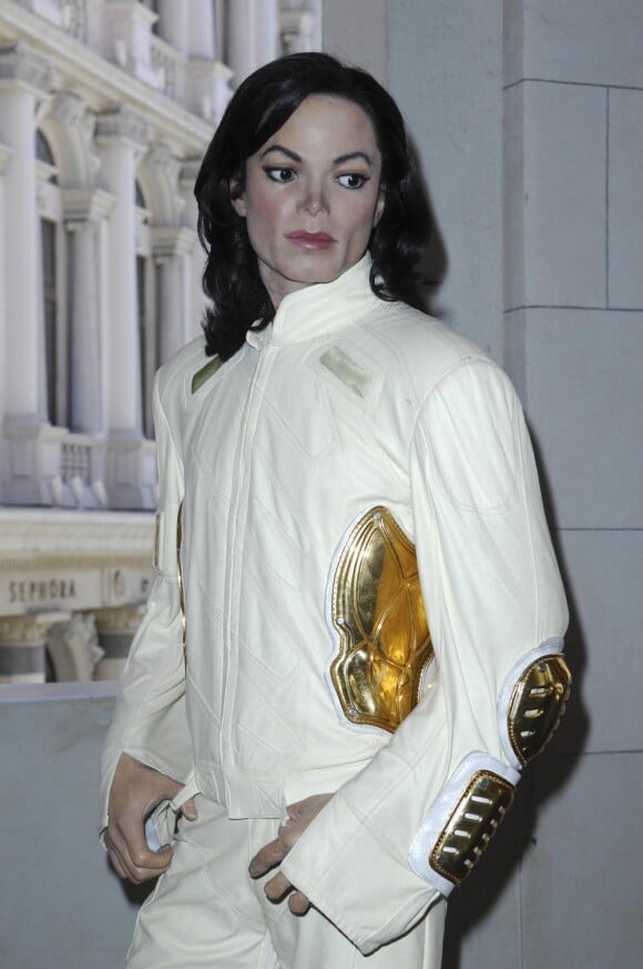 Ou sans nez ? Le musée Madame Tussauds de Las Vegas ne s'est pas embêté avec l'organe de Michael Jackson, qui a presque fini par disparaître ! 