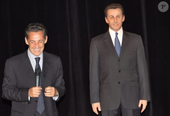 Nicolas Sarkozy n'aura bien sûr pas échappé lui non plus à son intronisation au Musée Grévin. Et visiblement découvrir sa statue l'a beaucoup amusé !