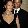 Si Angelina n'a pas de quoi se plaindre, la statue de Brad Pitt semble en revanche être passé sous les UV pendant plusieurs heures !