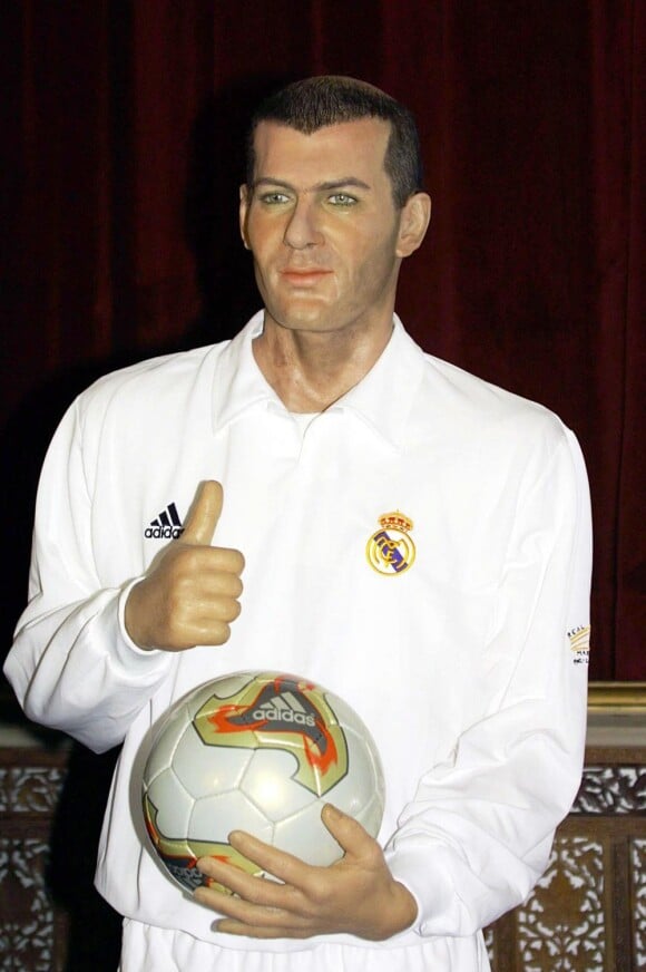 Le héros national français, Zinedine Zidane, méritait sûrement mieux comme hommage que cette douteuse statue de cire qui figure au Musée de Madrid.