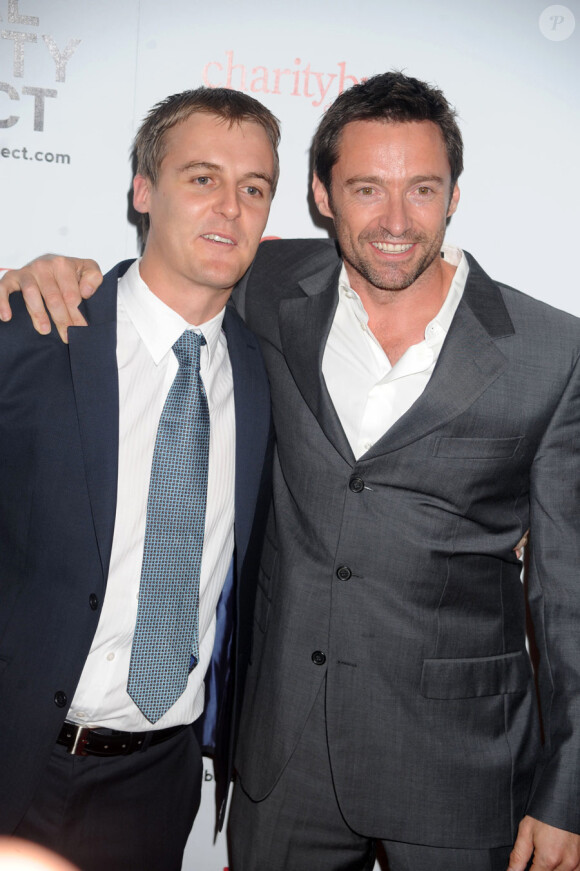 Hugh Evans et Hugh Jackman lors du lancement du DVD "1.4 Billion Reasons" à New York le 20 octobre 2010