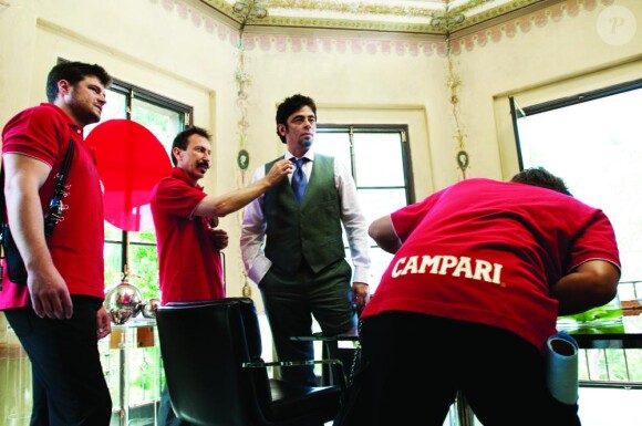 Benicio del Toro dans les coulisses du calendrier Campari