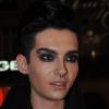 Bill Kaulitz participe au tournage d'un documentaire sur un designer allemand pour la chaîne Arte, au Café Flore à Paris, le 6 octobre 2010.