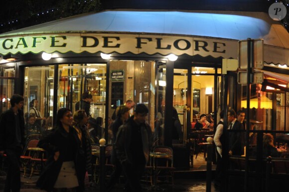 Bill Kaulitz participe au tournage d'un documentaire sur un designer allemand pour la chaîne Arte, au Café Flore à Paris, le 6 octobre 2010.