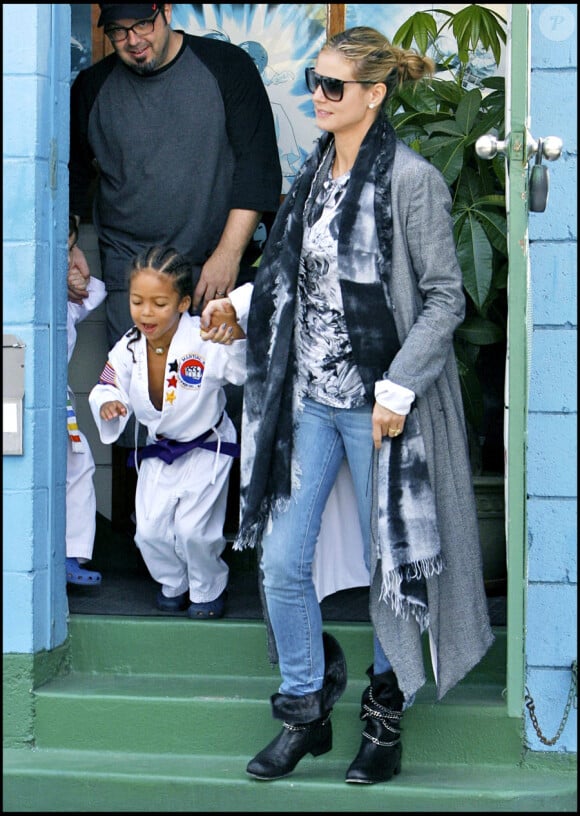 Heidi Klum s'occupe de ses petits qui sortent de leur cours de sport, le 23 octobre 2010